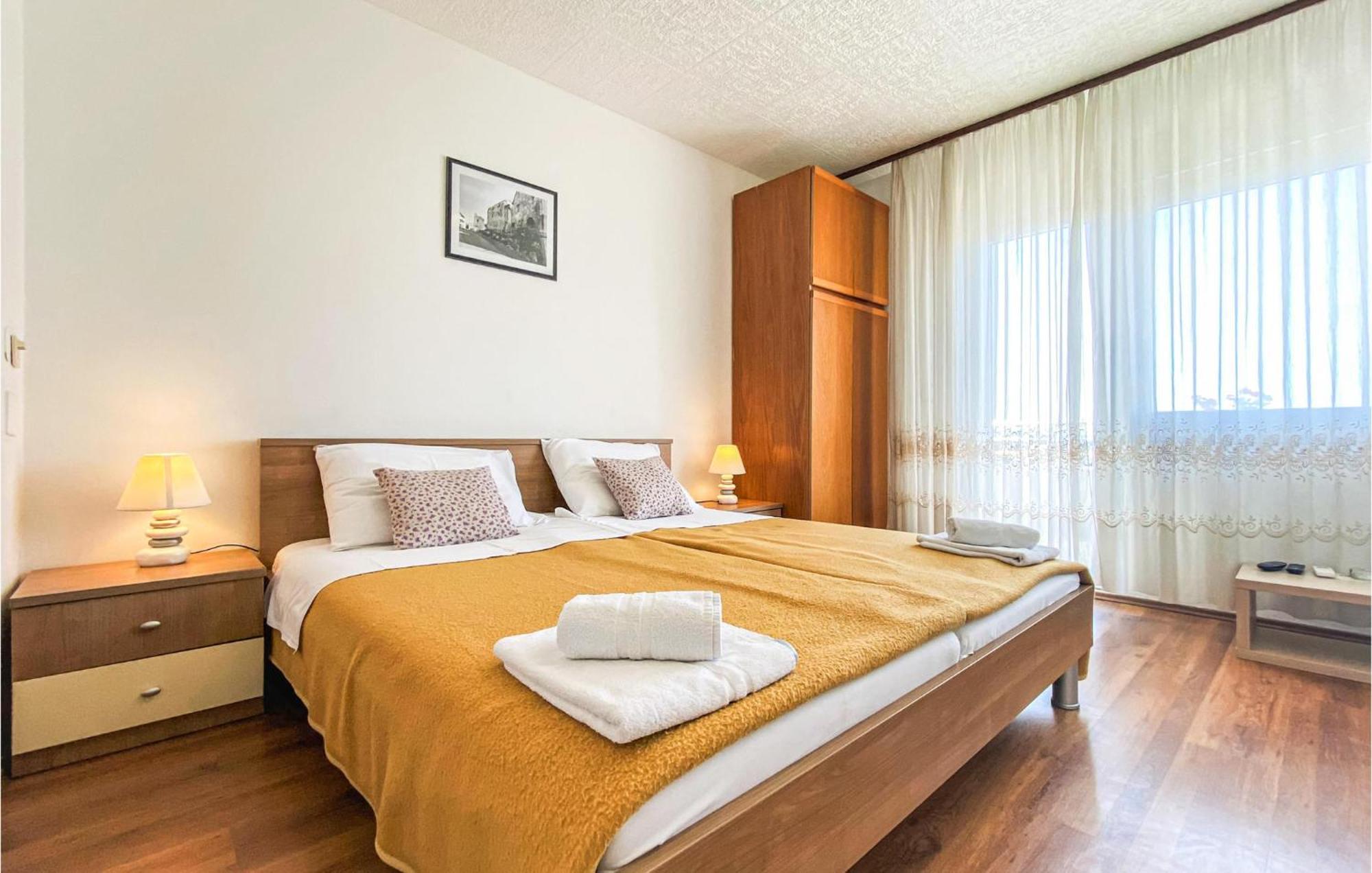 Amazing Apartment In Kastel Sucurac With Kitchen Kaštela Kültér fotó