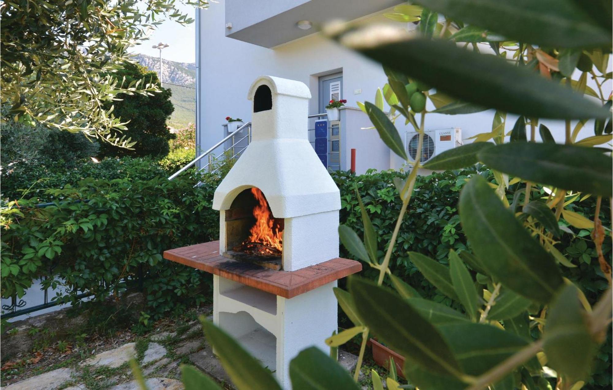Amazing Apartment In Kastel Sucurac With Kitchen Kaštela Kültér fotó