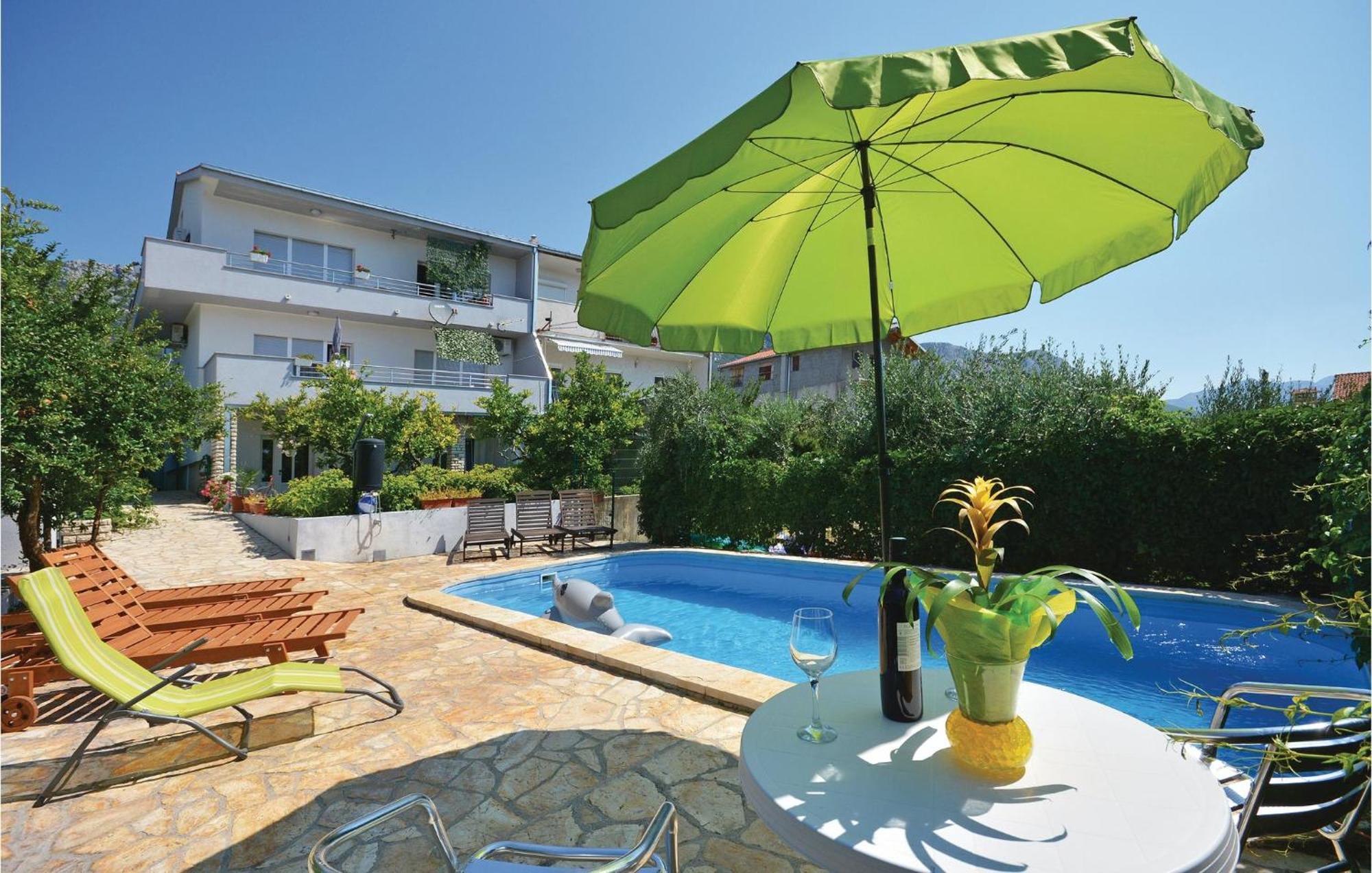 Amazing Apartment In Kastel Sucurac With Kitchen Kaštela Kültér fotó