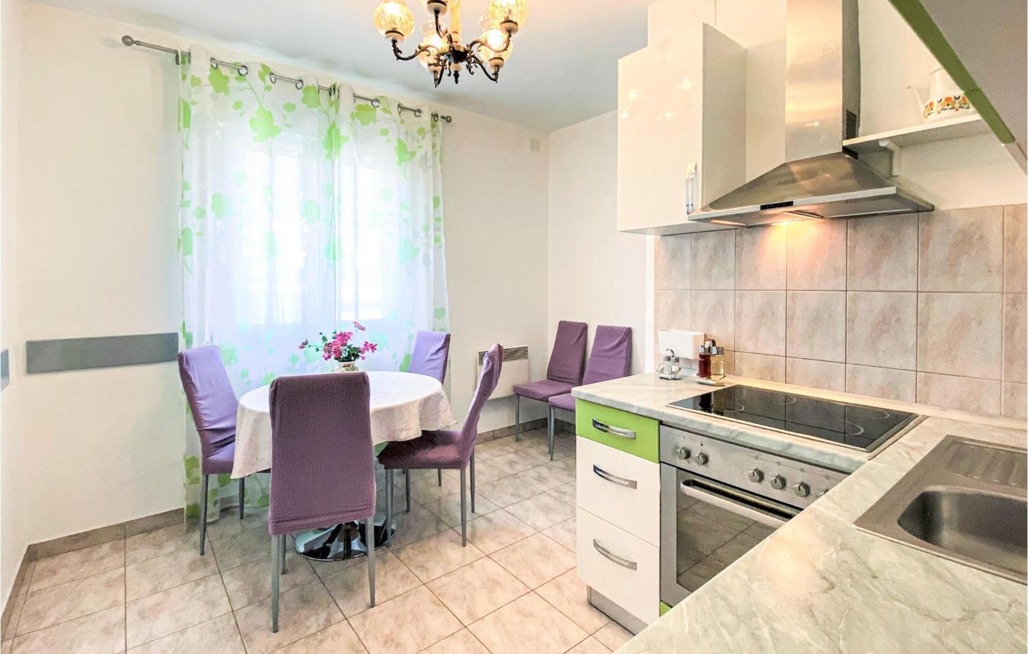 Amazing Apartment In Kastel Sucurac With Kitchen Kaštela Kültér fotó